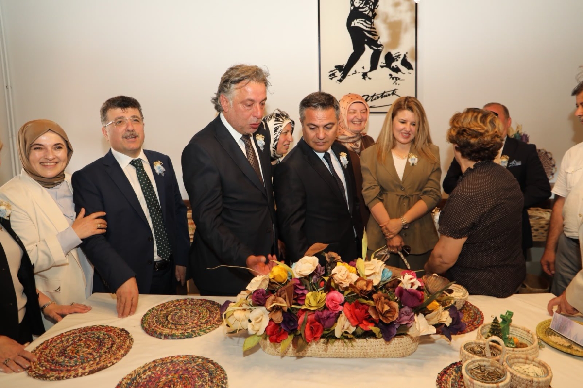 Bafra Halk Eğitimi Merkezi’nde Yıl Sonu Sergisi Açıldı Bafra Mehmet Yıldız Halk Eğitimi Merkezi tarafından düzenlenen Geleneksel Yıl Sonu Sergisi, Bafra Kaymakamı Dr. Mustafa Altınpınar, ilçe protokolü ve çok sayıda davetlini