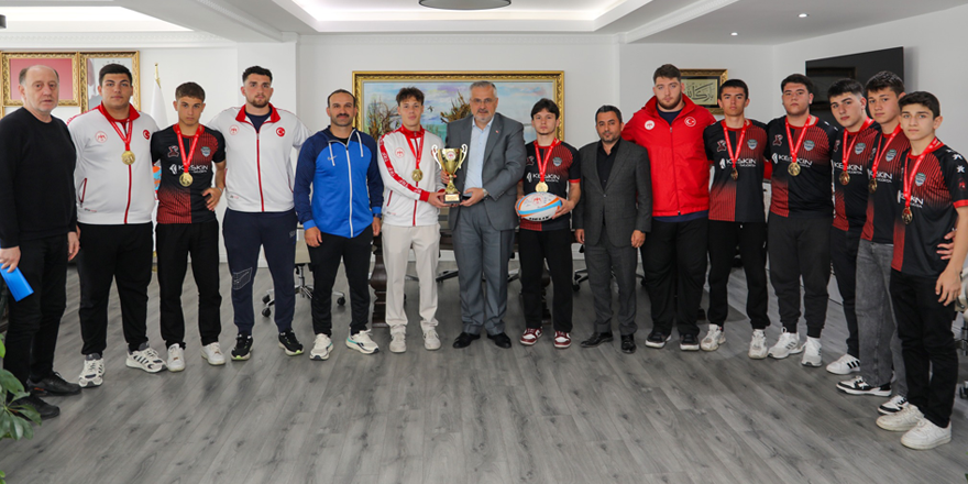 Bafralı Şampiyon Ragbicilerden Başkan Hamit Kılıç’a Ziyaret