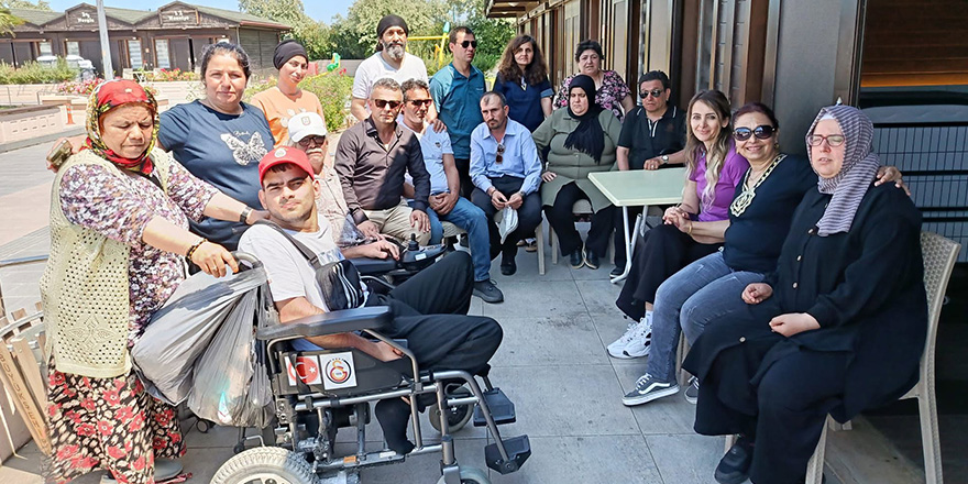 Bafra Görme Engelliler Derneği Mavi Işıklar’da Moral Depoladı