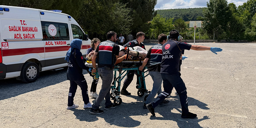 Devrilen Traktörün Sürücüsü Helikopterle Hastaneye Kaldırıldı