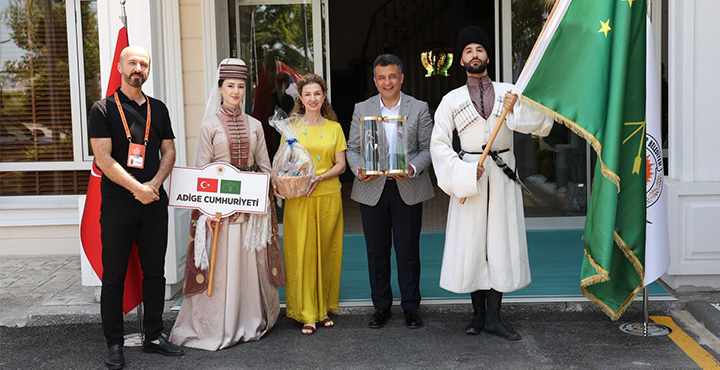 12 Ülkeden Dansçılar Başkan Doğan’ı Ziyaret Etti