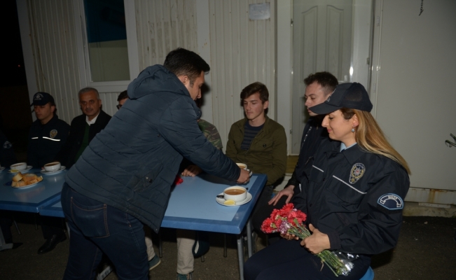 Öğrencilerden nöbet tutan polislere çorba ikramı