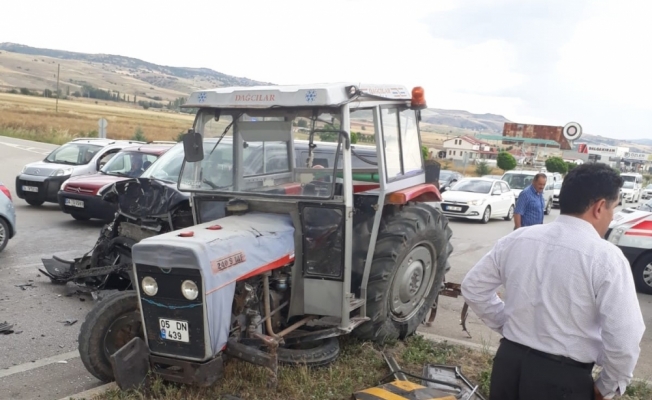 Amasya'da minibüs ile traktör çarpıştı: 13 yaralı