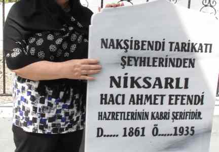 Dedesinin Türbesinde Gözyaşı Döktü 