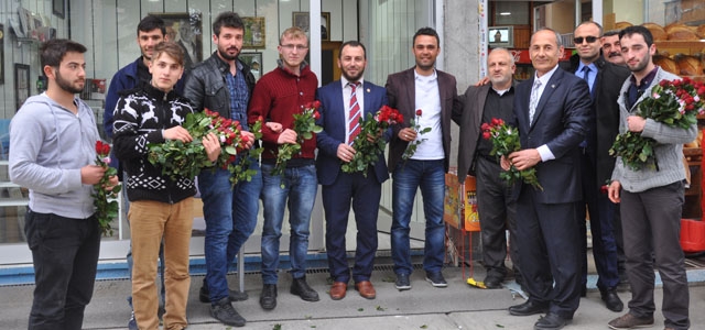 Milli İttifak Adayları Vatandaşlara Gül Dağıttı