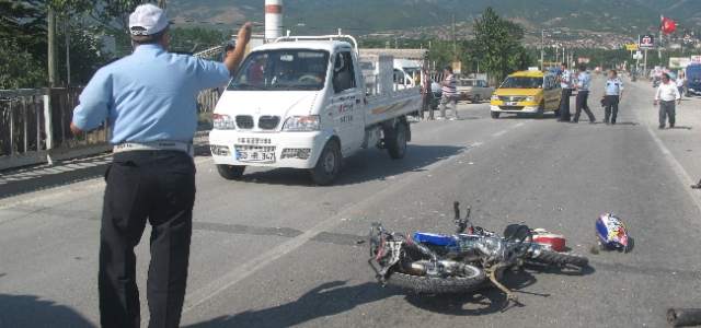 Motosikletle Otomobil Çarpıştı: 2 Yaralı 