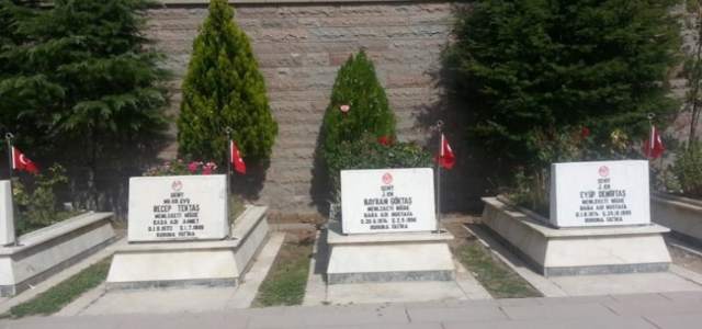 Şehit Mezarlarına Türk Bayrağı 