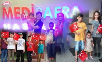 Medibafra Hastanesi Zafer Bayramı’nda Çocuklara Türk Bayrağı Dağıttı
