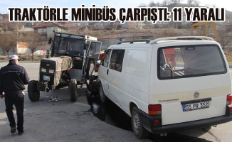 Havza'da Traktörle Minibüs Çarpıştı: 11 Yaralı