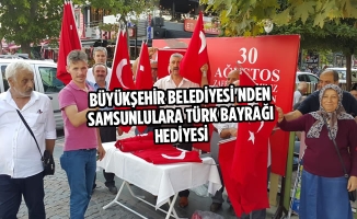 Büyükşehir Belediyesi'nden Samsunlulara Türk Bayrağı Hediyesi