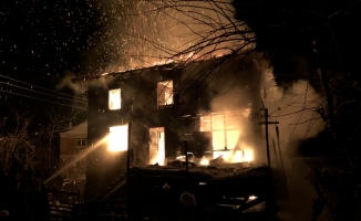Düzce'de 3 katlı ahşap ev yandı